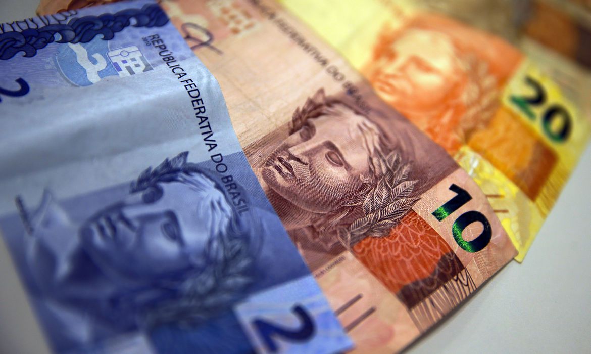 Governo propõe salário mínimo de R$ 1.147 em 2022, sem aumento real pelo 3º ano seguido