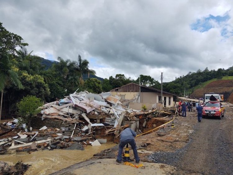 Sobe para 15 número de mortos pela chuva em Santa Catarina