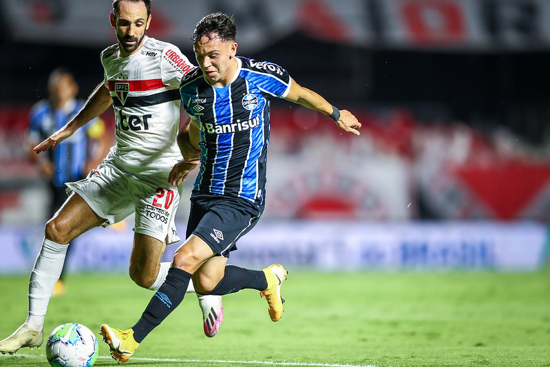 Pepê protege a bola sob a marcação de Juanfran. (Lucas Uebel/Grêmio)