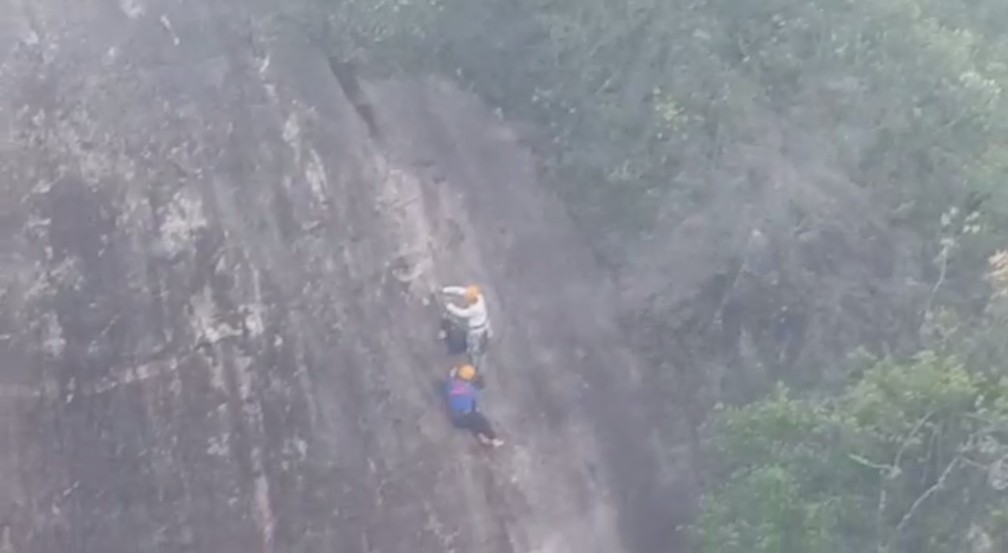 Montanhista é resgatado após cair de morro em Guaratuba, no litoral do Paraná