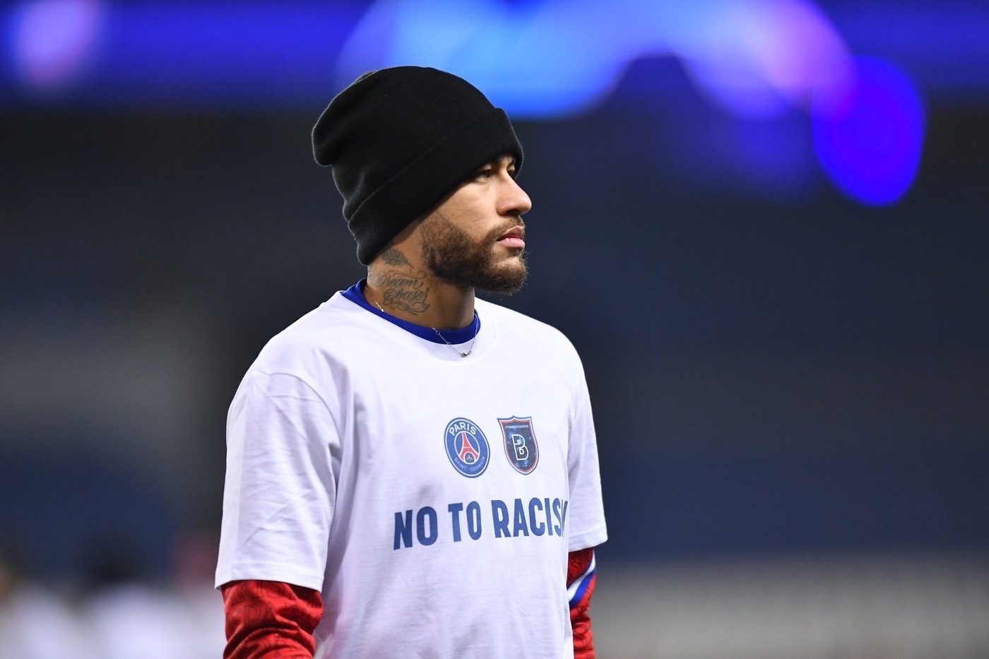Neymar usa camisa contra o racismo durante aquecimento de PSG e Istanbul