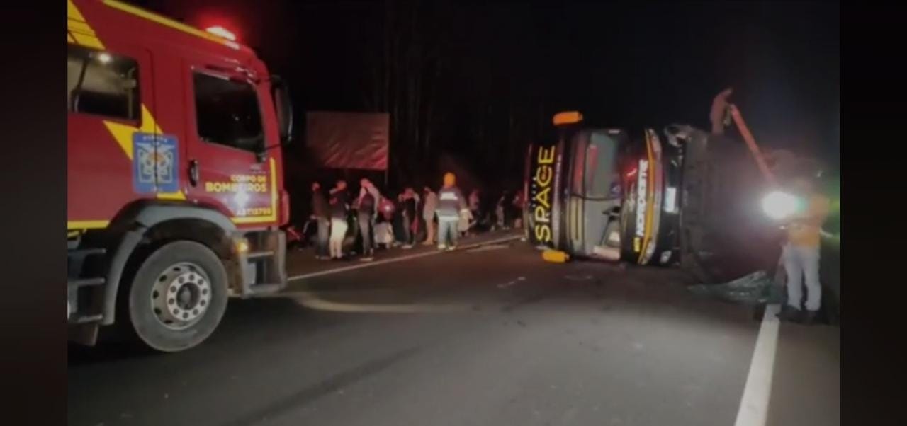 Ônibus tomba na PR-151, em Ponta Grossa, e deixa 11 pessoas feridas, diz PRE