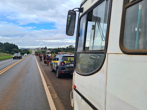 Ônibus é apreendido transportando trabalhadores rurais em pé, em Guarapuava