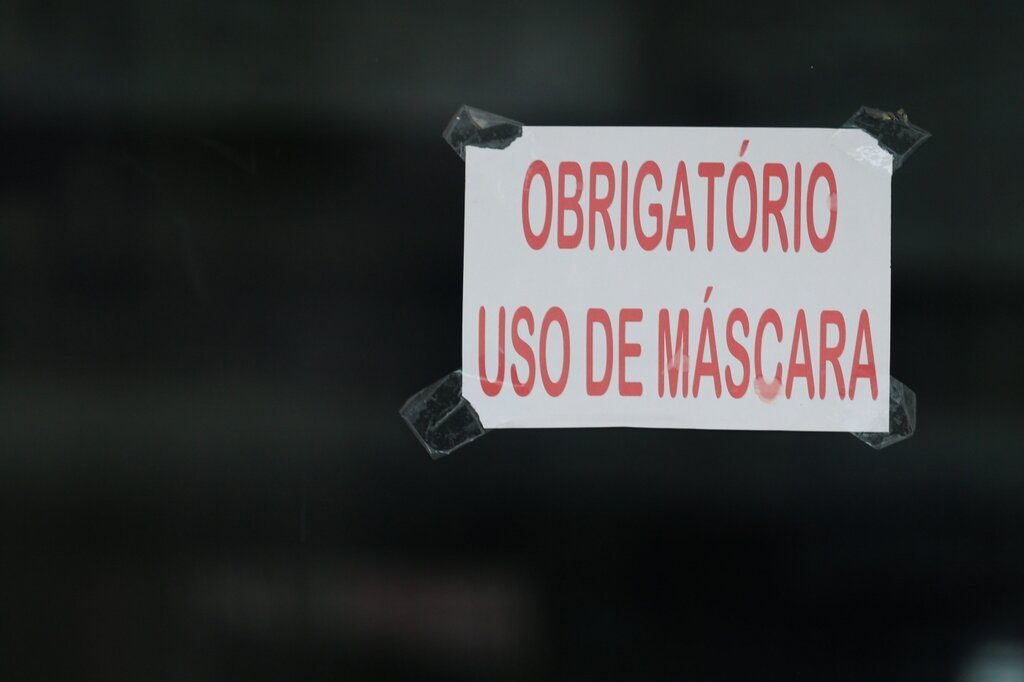 Movimentacao de pessoas usando mascara contra a  Covid 19 em Curitiba. Foto: Geraldo Bubniak/AGB