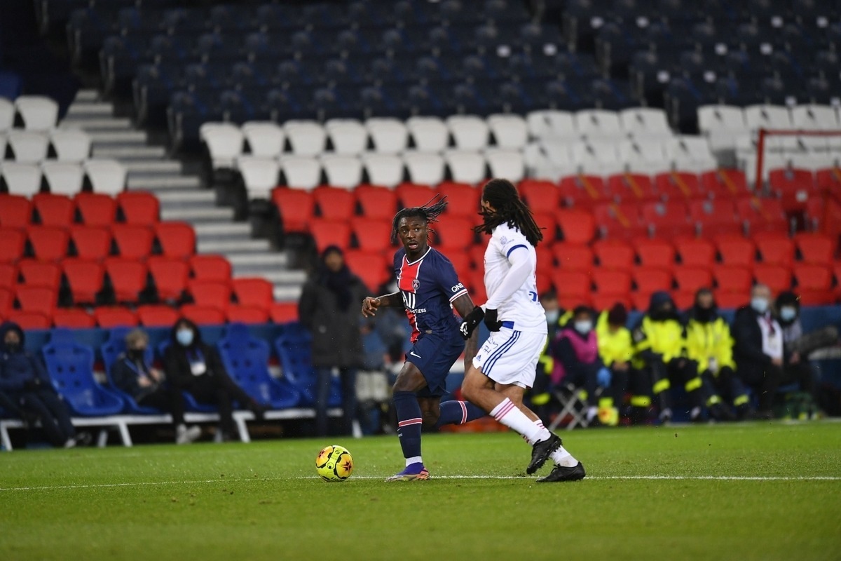 PSG perde para o Lyon no Campeonato Francês; Neymar sai de maca