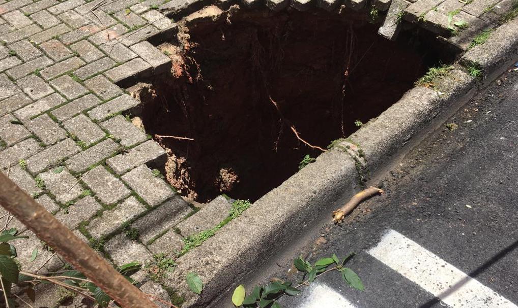 Calçada de Curitiba cede e homem sofre queda de 5 metros; veja o vídeo