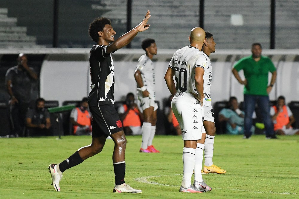 Vasco vence Botafogo e abre distância da zona de rebaixamento