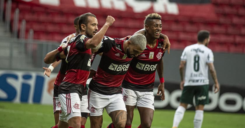 Flamengo vence Palmeiras e encosta na briga pelo título do Campeonato Brasileiro
