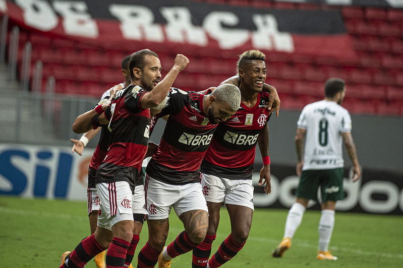 Flamengo vence Palmeiras e encosta na briga pelo título brasileiro
