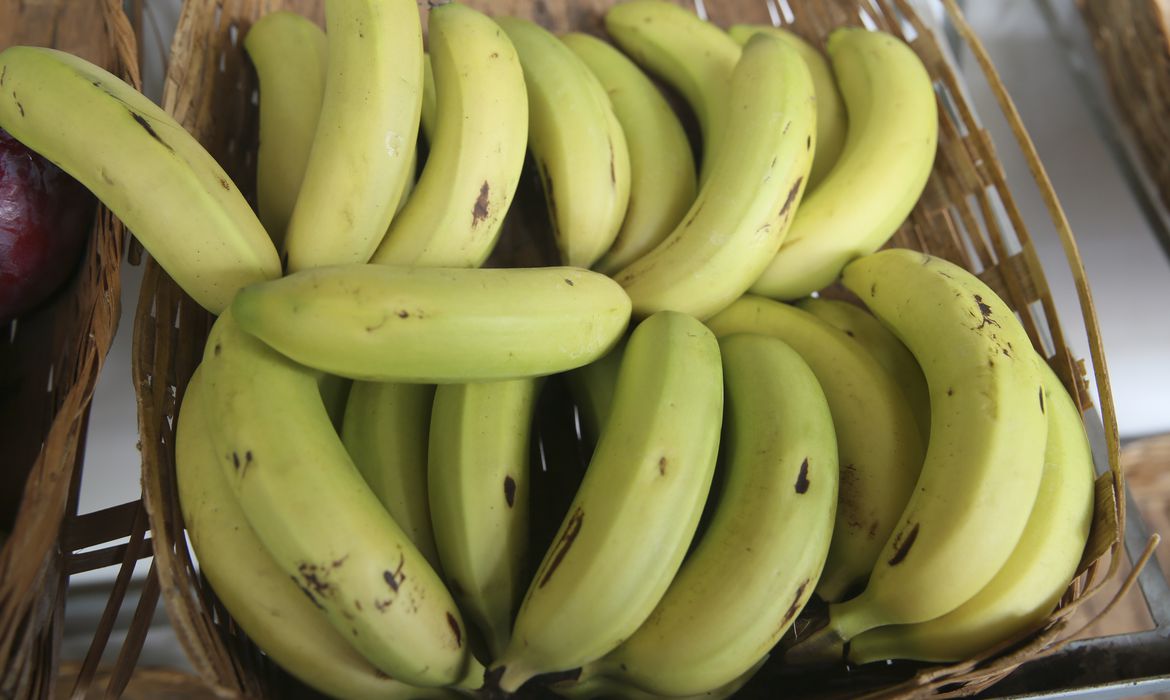 Preços da maçã, banana e melancia sobem forte em dezembro, diz Conab
