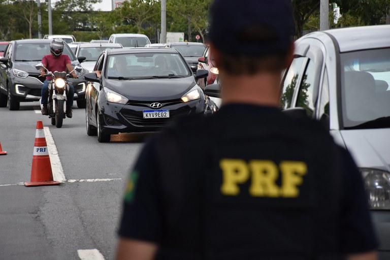 PRF reforça o policiamento nas rodovias do Paraná no feriado da Proclamação da República