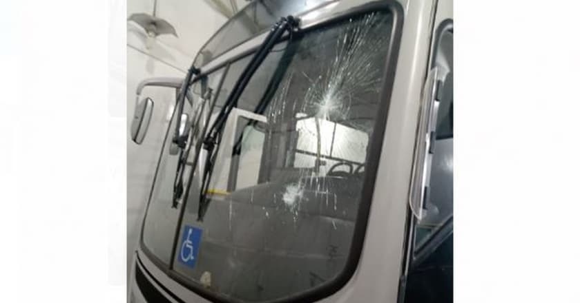 Homem agride motorista e quebra vidros de ônibus que não parou fora do ponto em Curitiba