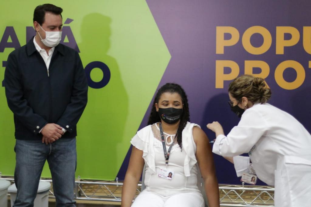 Enfermeira de 44 anos é a primeira vacinada contra Covid-19 no Paraná