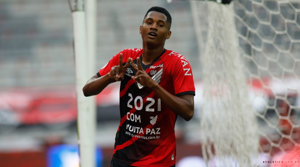 Athletico-PR vence Flamengo e segue firme na briga por vaga na Libertadores