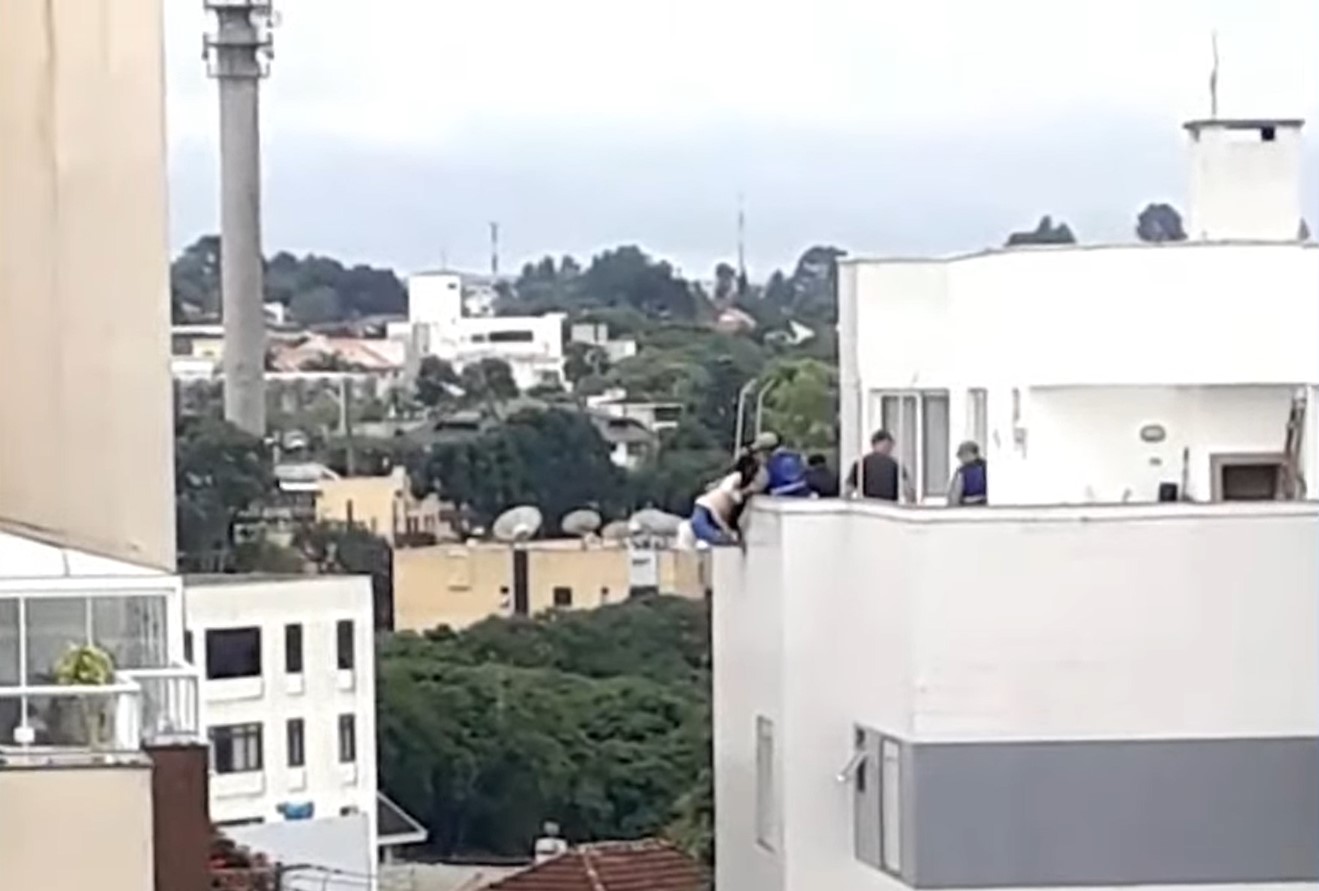 Idosa fica pendurada pela calça na beirada do sexto andar de prédio em Curitiba