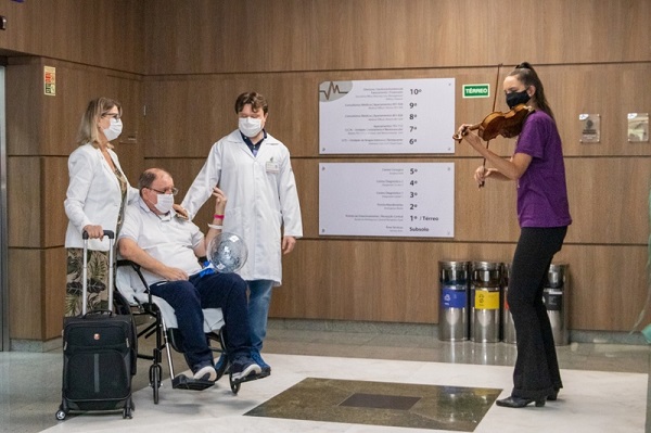 Após 37 dias com Covid-19, médico acompanha alta do pai do hospital onde trabalha
