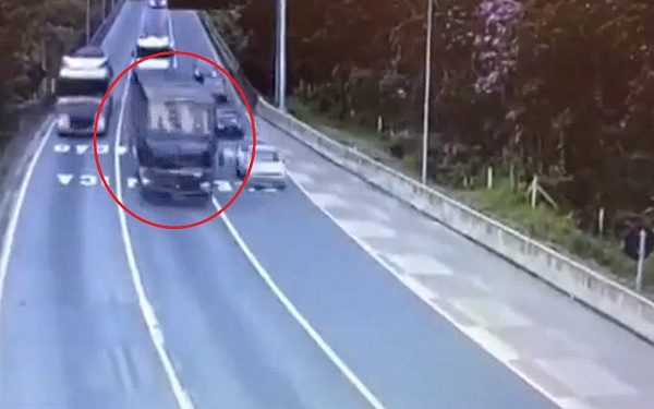Acidente na BR-376: vídeo mostra segundos antes de ônibus se perder em curva e tombar