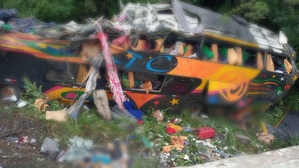 Acidente com ônibus de turismo deixa 19 mortos e 33 feridos na BR-376, em Guaratuba