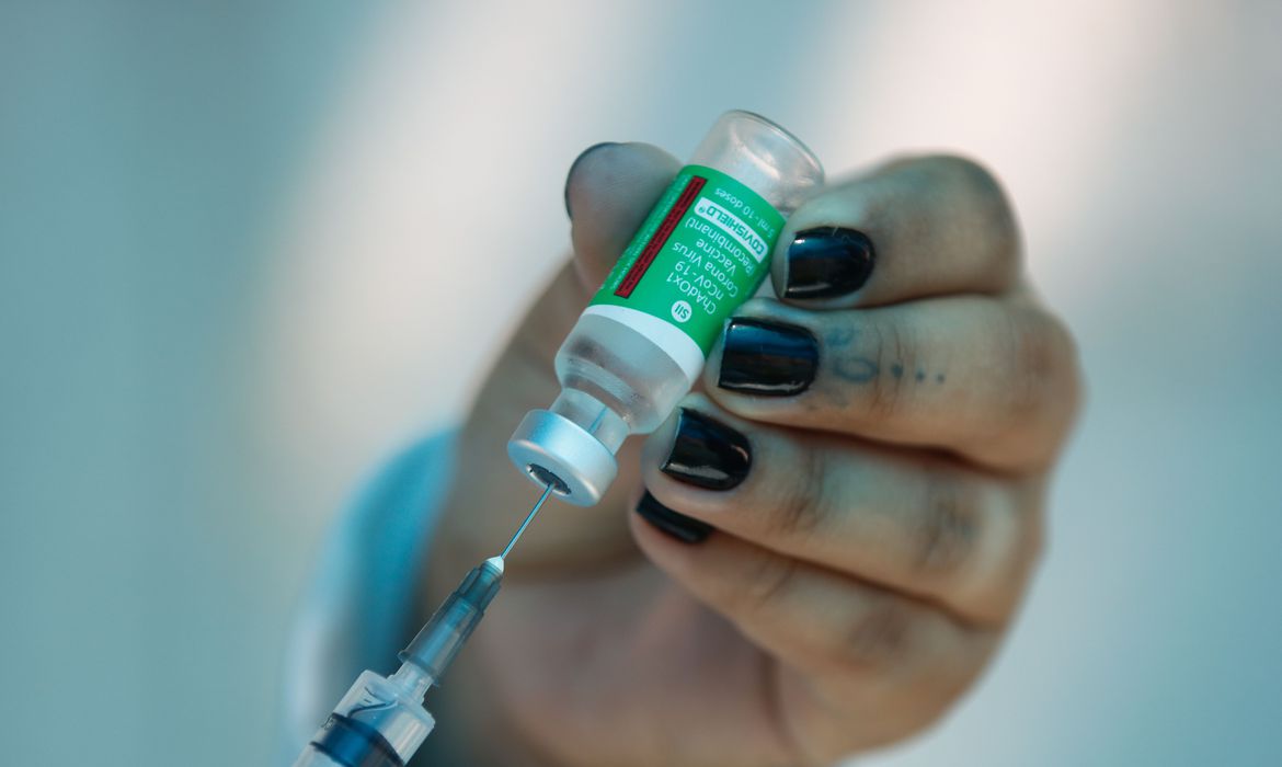 PR vai usar as 102,5 mil vacinas que chegaram hoje para dar 1ª dose a idosos