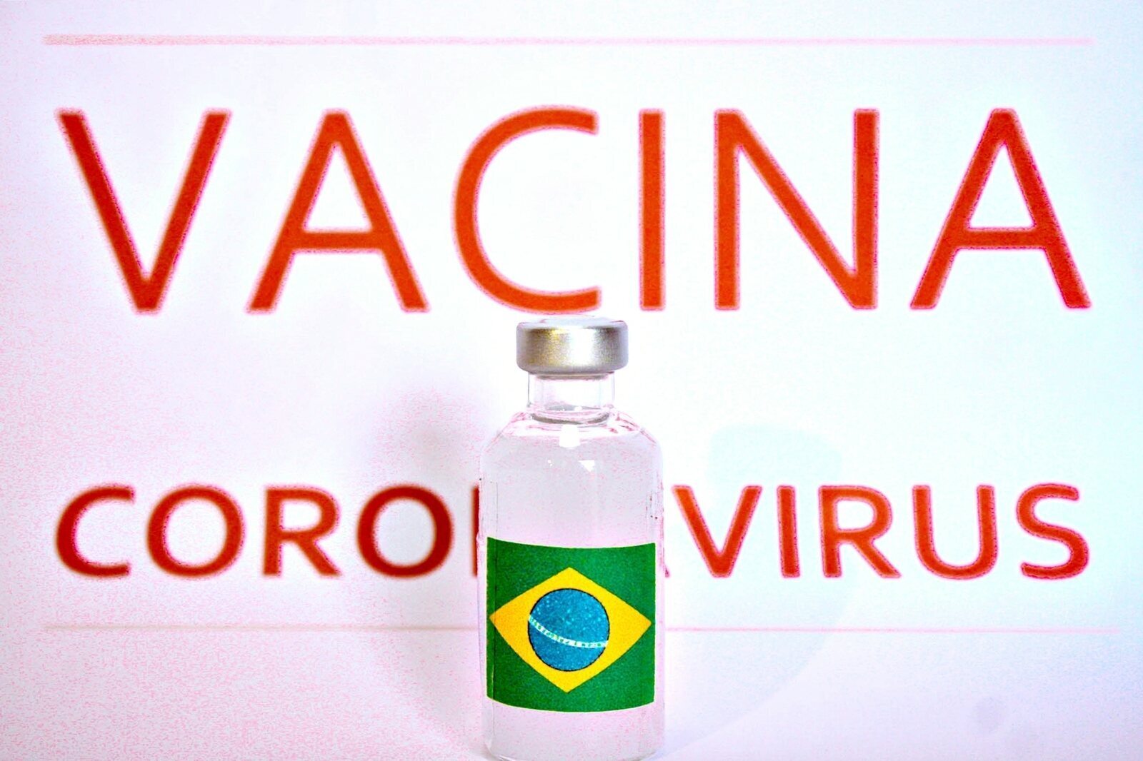 SAO PAULO, SP, 16/01/202: FRASCO DE VACINAS COM BANDEIRAS / BLOCO1: Imagem criativa de frasco de vacina com bandeiras do Brasil, Estados Unidos e Reino Unido, em alusao a vacina contra o novo coronavirus. Neste sabado (16).(Foto: Adriana Toffetti/A7 Press/Folhapress)
