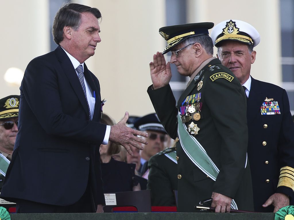Não vou decretar lockdown e meu Exército não vai obrigar o povo a ficar em casa, diz Bolsonaro