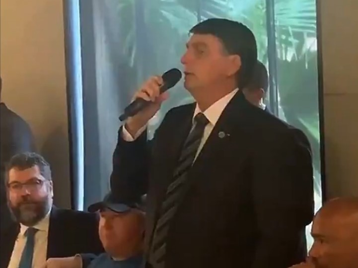 Bolsonaro fala sobre leite condensado e ataca a imprensa; veja o vídeo