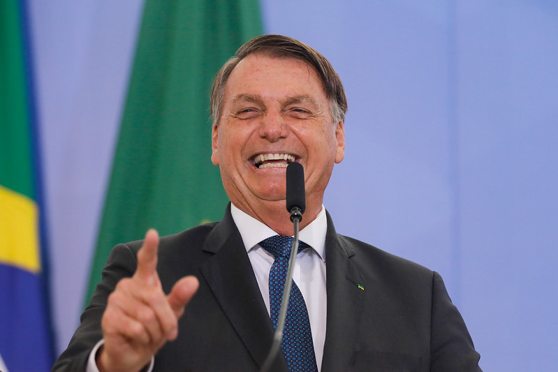 Bolsonaro diz que opositores deveriam viajar “de jegue” e ouve gritos de “fora Bolsonaro”