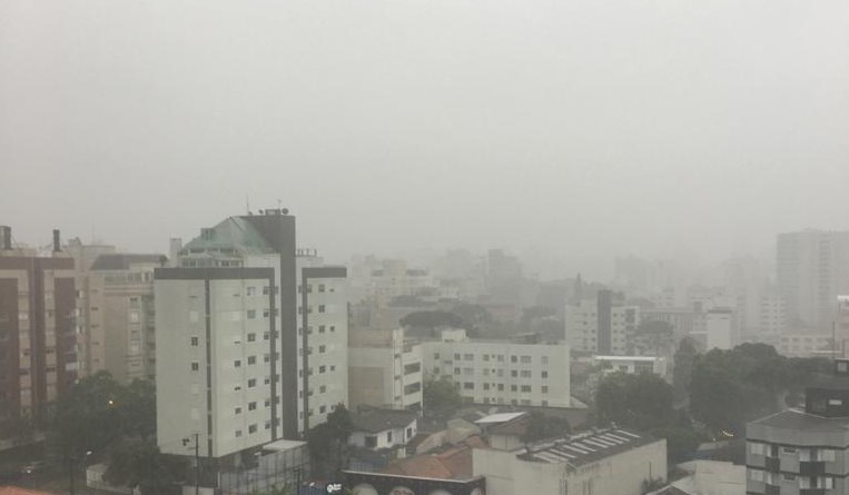 Tempo vira e chuva atinge Curitiba e região; existe alerta de tempestades no Paraná