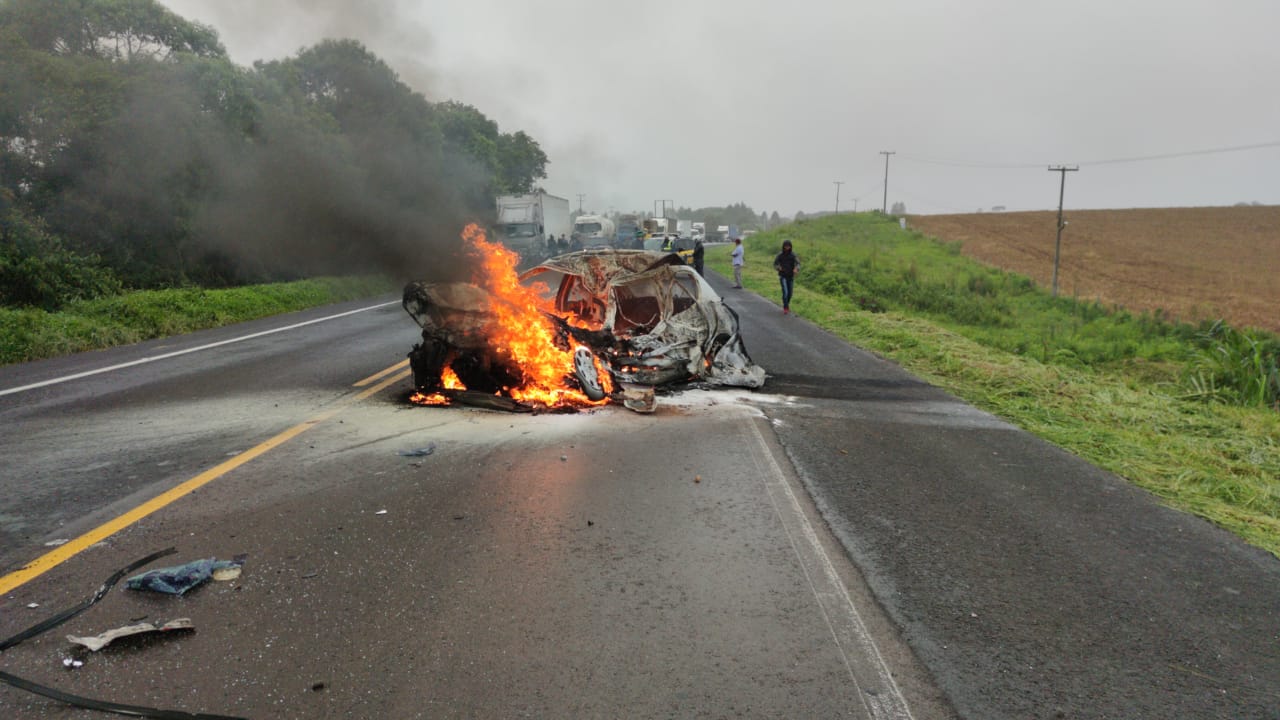 Acidente na BR-476, em Araucária, deixa uma pessoa morta: colisão frontal entre carro e caminhão