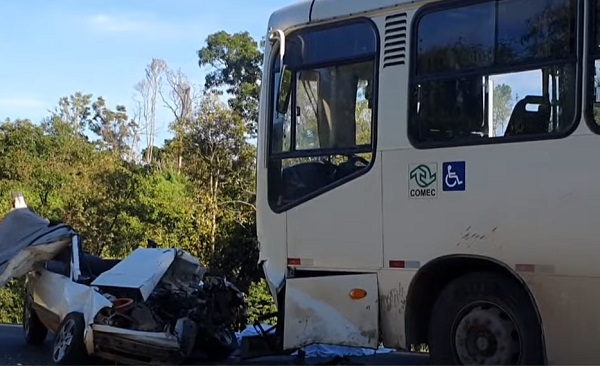 Colisão frontal entre carro e ônibus deixa uma pessoa morta na Grande Curitiba