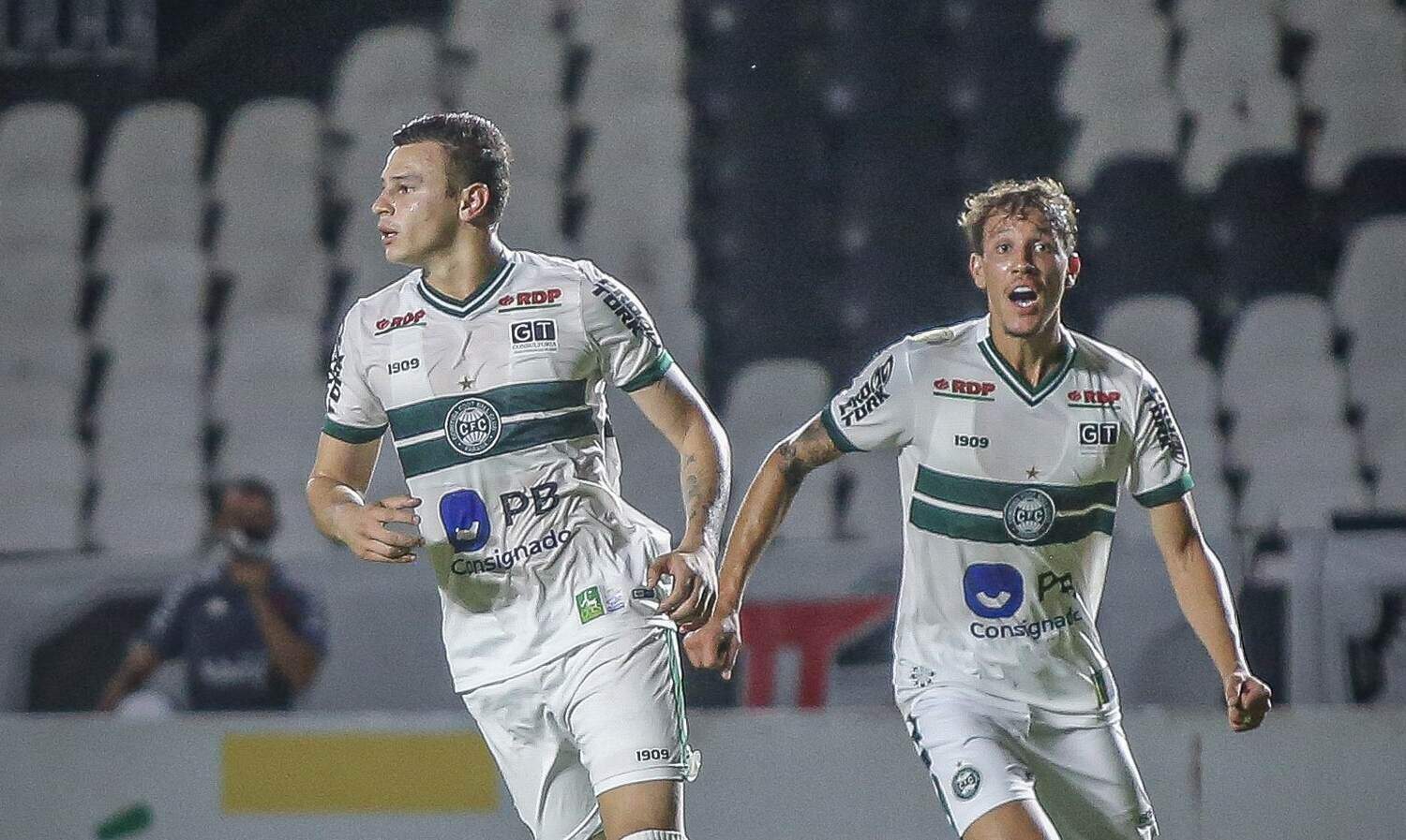 Hugo Moura marca o primeiro gol pelo Coritiba contra o Vasco; veja