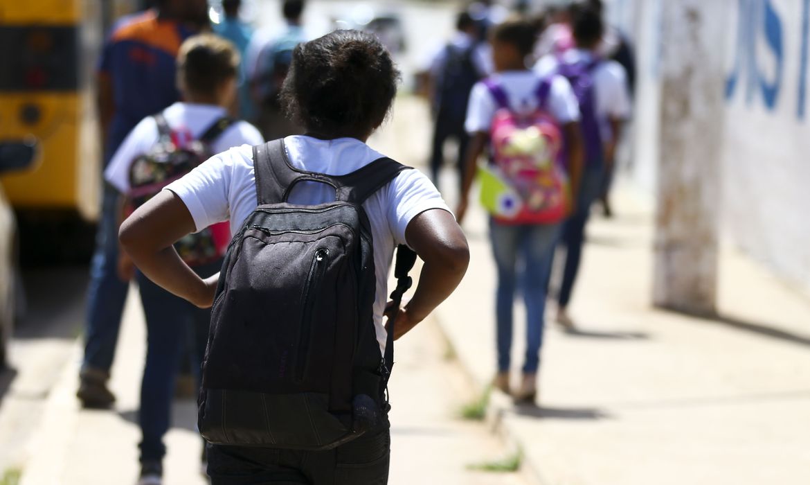 Alunos saindo de escola na Estrutural, no Distrito Federal. Marcelo Camargo/Agência Brasil