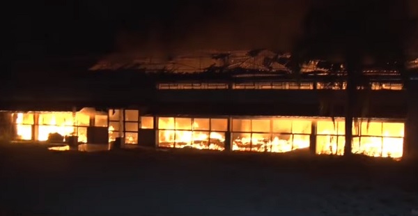 Incêndio assusta moradores e destrói barracão desativado em Curitiba