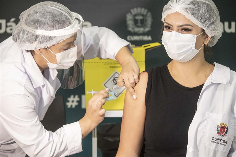 Vacinação para profissionais da saúde de Curitiba começa na segunda-feira (25)