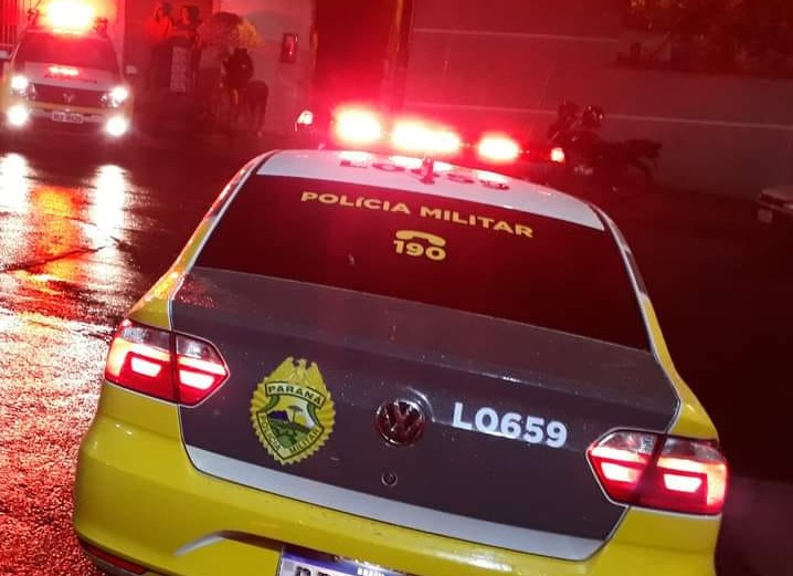 Mulher grávida e homem morrem baleados em Paranaguá: estavam em ponto de ônibus