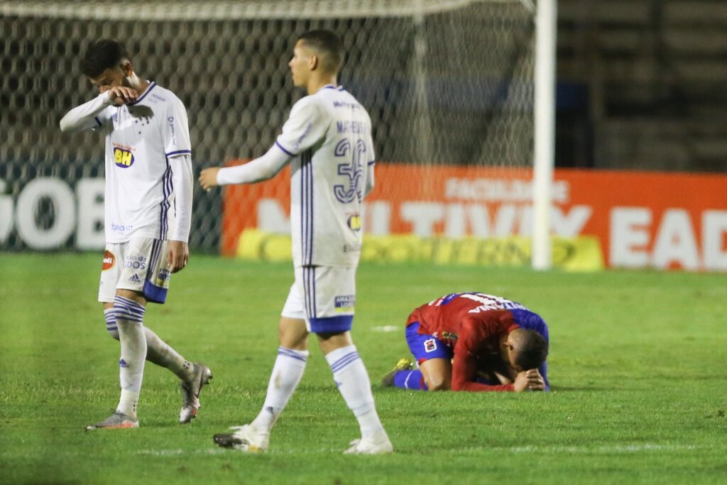 Em jogo melancólico, Paraná empata com Cruzeiro na despedida da Série B