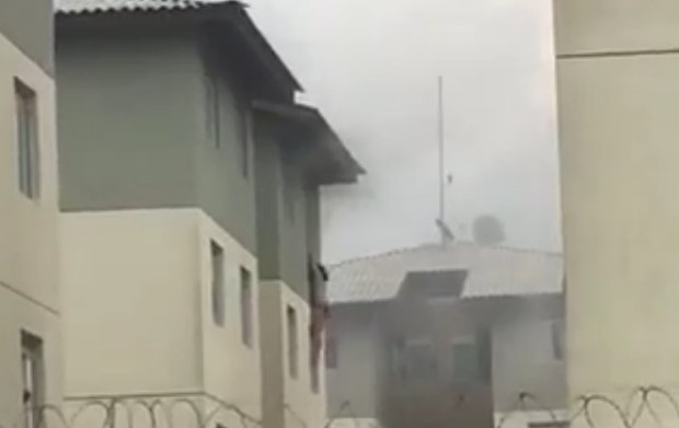 VÍDEOS: Mulher e criança pulam do 4º andar de prédio para se salvarem de incêndio
