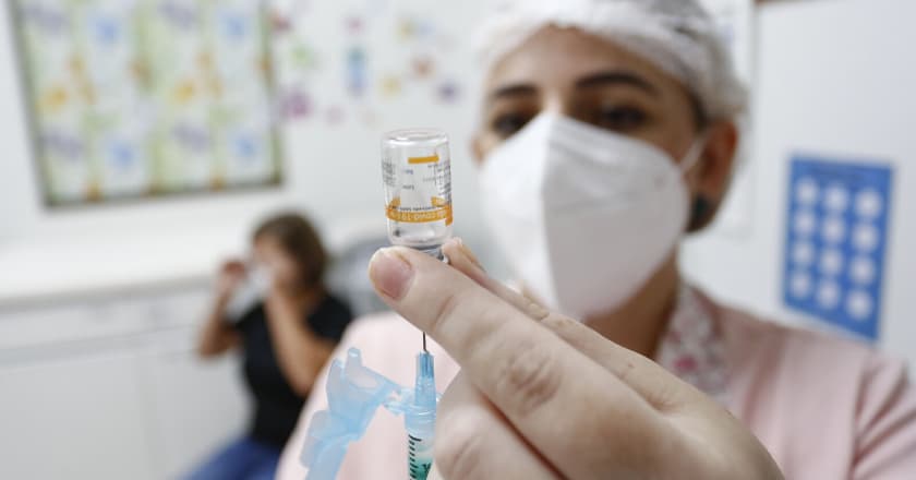 Câmara de Curitiba irá votar punição a 'fura-fila' na vacinação em regime de urgência