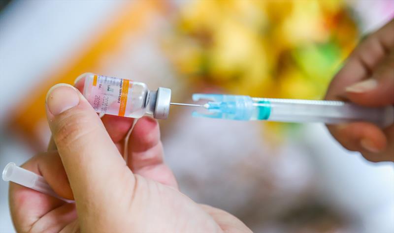 Profissionais de limpeza em hospitais têm prioridade na vacinação contra a covid-19 no PR