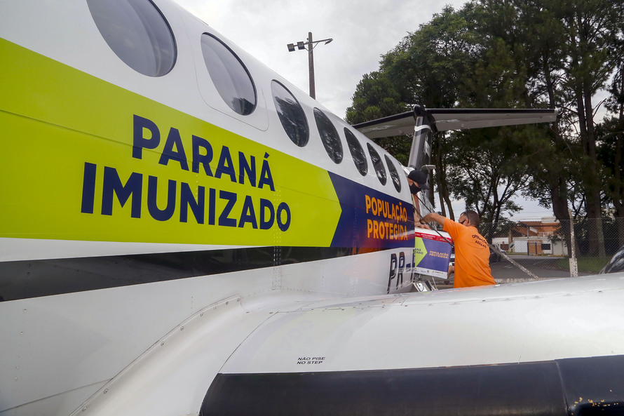 Vacina da Oxford-Astrazeneca é distribuída para 22 regionais do Paraná neste domingo (24)