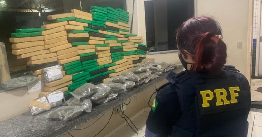 Mãe e filho são flagrados transportando 140 quilos de drogas em automóvel