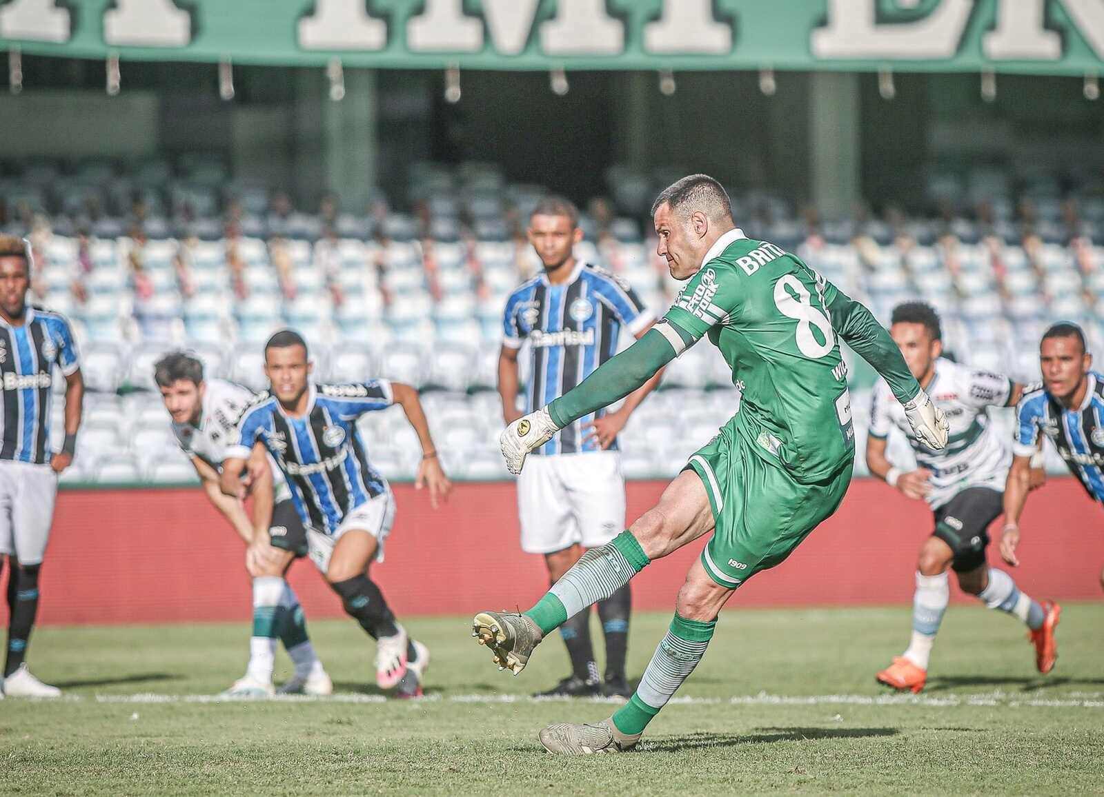 Wilson marca gol e pega pênalti no empate entre Coritiba e Grêmio