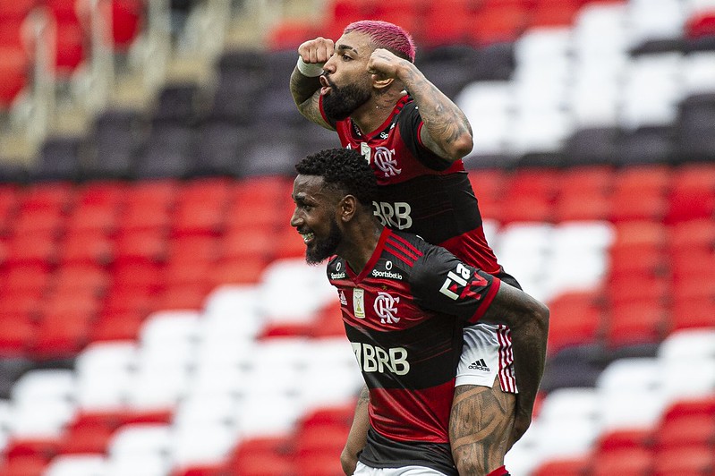 Flamengo vence Internacional e assume liderança antes da última rodada