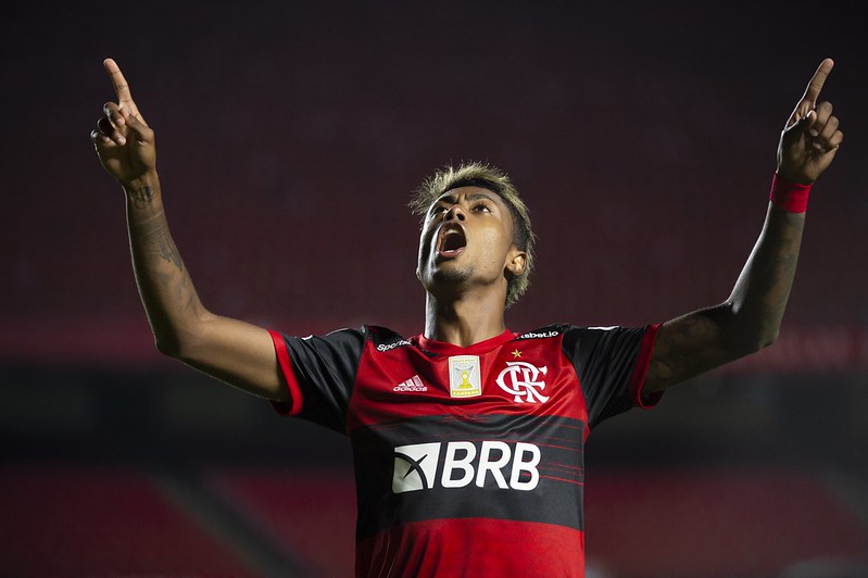 Flamengo perde do São Paulo, mas empate do Internacional vale o título brasileiro