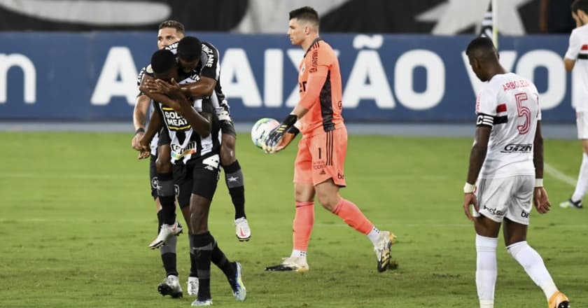 São Paulo perde do Botafogo e não garante vaga direta na Libertadores