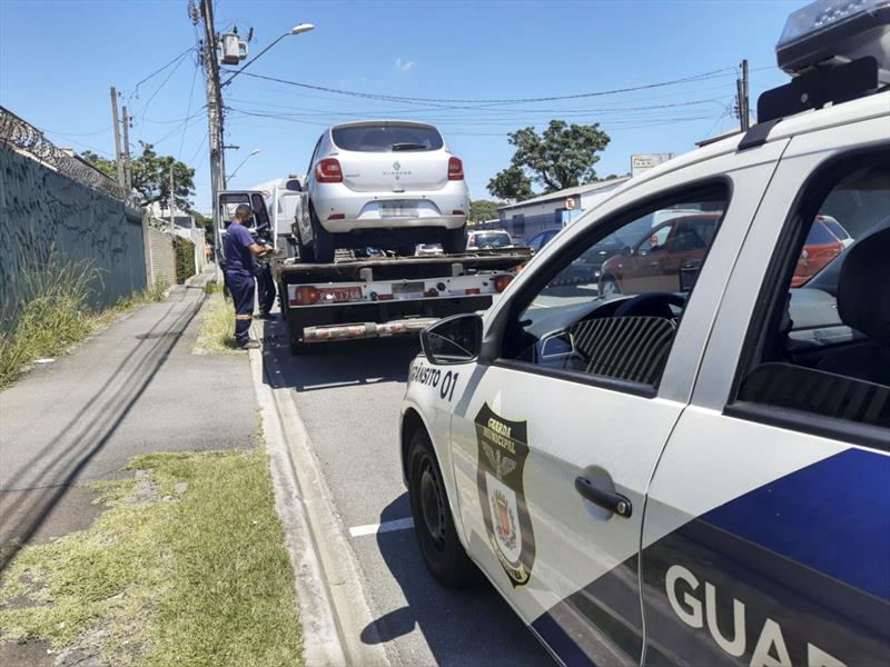 Carro com 231 multas por excesso de velocidade é guinchado em Curitiba