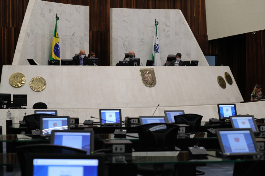 Deputados aprovam educação como atividade essencial no Paraná em primeiro turno