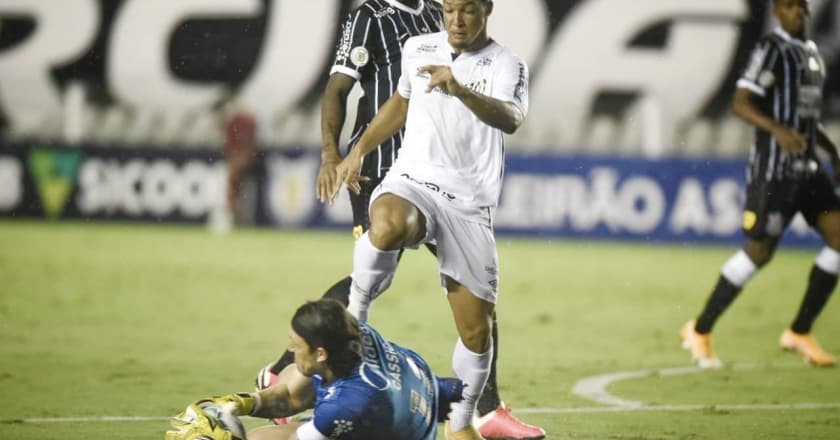 Santos vence Corinthians e se aproxima da vaga para Libertadores no Campeonato Brasileiro