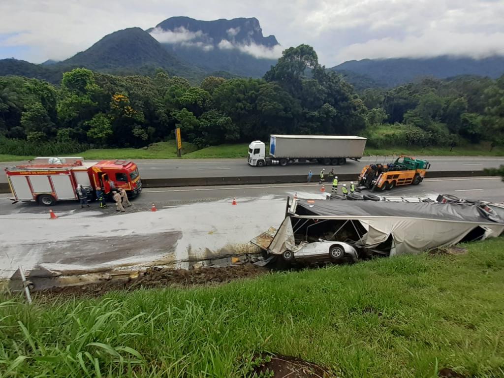 Acidente na BR-376, em Guaratuba: caminhão tomba sobre carro