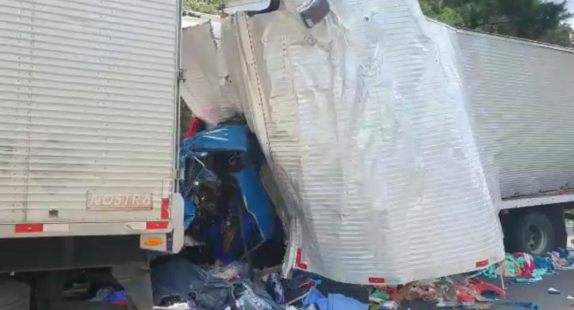 Colisão entre carretas e caminhão deixa uma pessoa morta, em Guaratuba